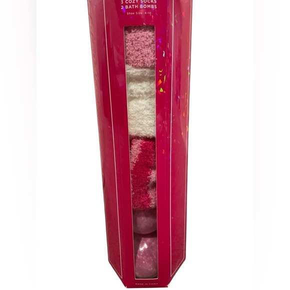 NWT Juicy Couture set of 3 socks & 2 bath bombs - Picture 5 of 7